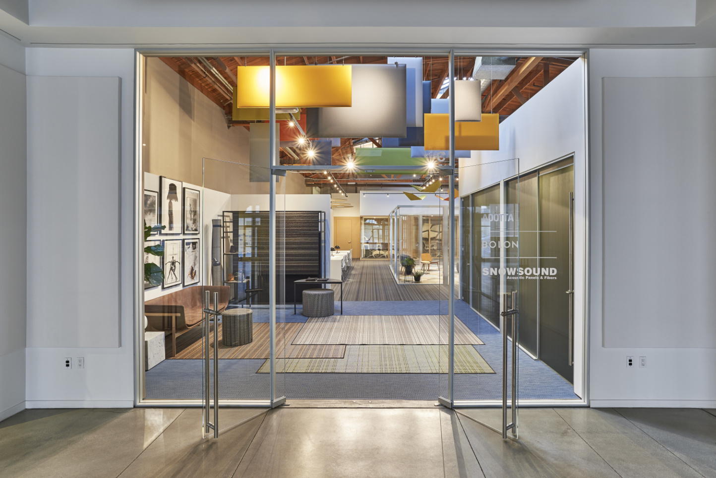 Adotta-double-pivot-glass-door